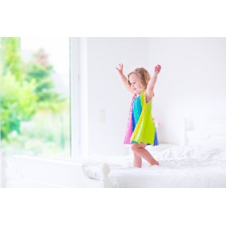 Drap en lin blanc lavé avec une petite fille heureuse