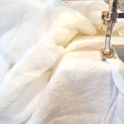 Bande de tissu en pur lin blanc lavé souple et doux
