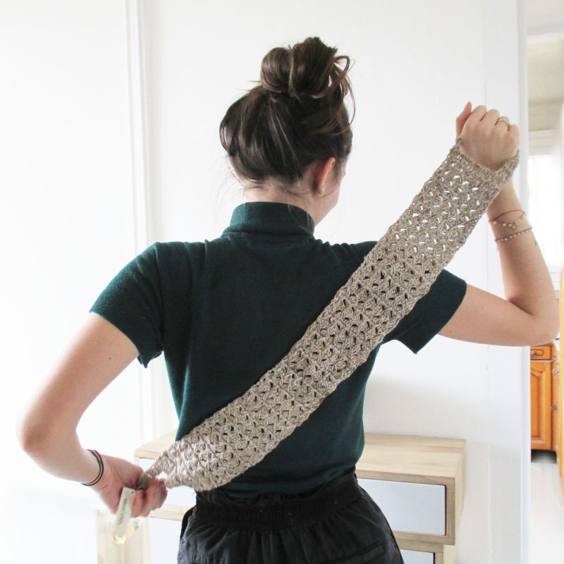 Sangle en ortie tricotée pour le gommage du dos