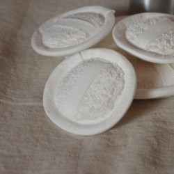 Petite éponge ronde en lin ivoire pour le bain et la douche pour enfant