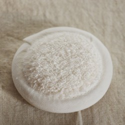Éponge ronde en lin ivoire pour le bain et la douche