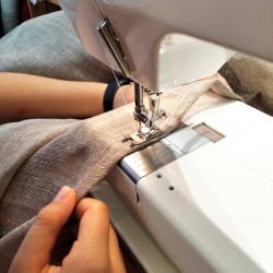 Couture d'une gaze de tissu en lin