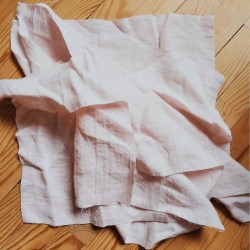 Coupon de tissu rose en lin
