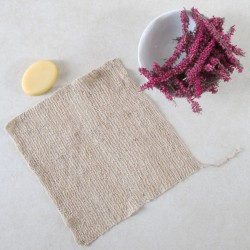 Lingette nettoyante en ortie tricotée pour la douche avec un savon
