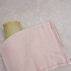 Serviette de bain rose nid d'abeille en lin au sol