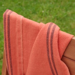 Torchon sur une chaise en pur lin lavé orange carotte de Charvet Editions épais