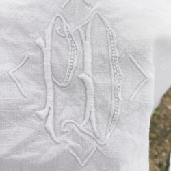Drap simple et beau en métis blanc avec broderie monogramme P et D