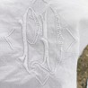 Drap simple et beau en métis blanc avec broderie monogramme P et D