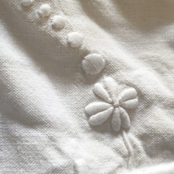 Drap ancien blanc en métis de lin brodé floral