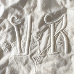Drap ancien blanc en métis de lin brodé VR