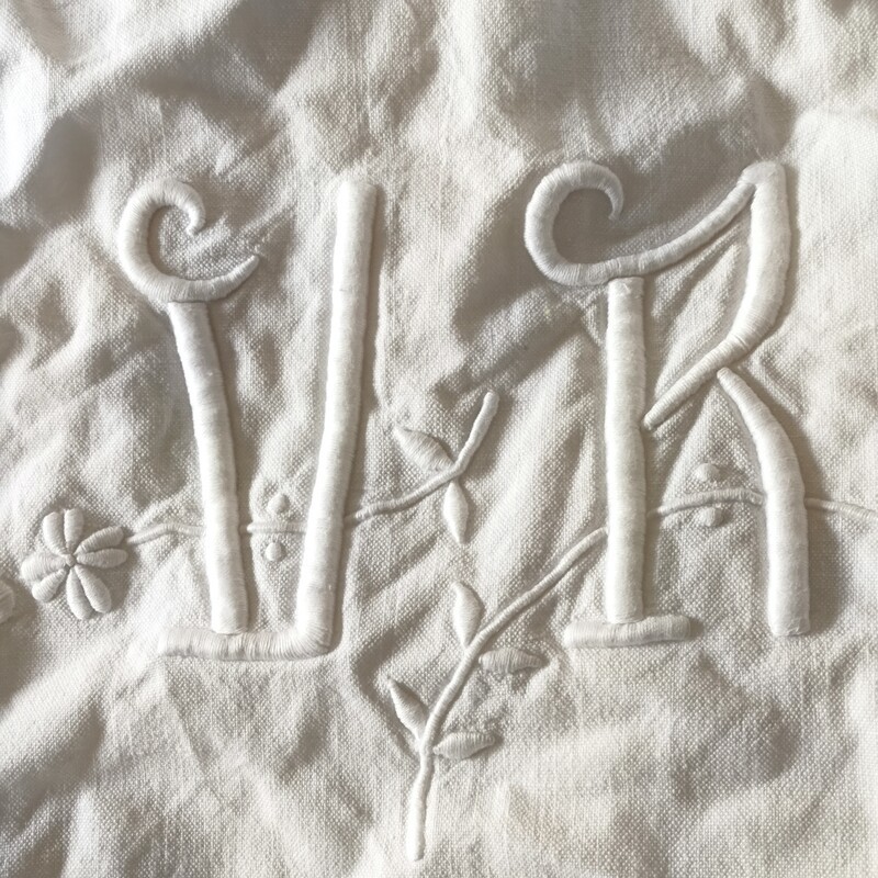 Drap ancien blanc en métis de lin brodé VR