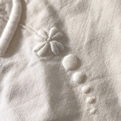 Broderie floral et points