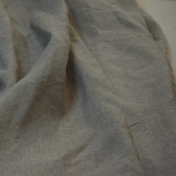 Linge de maison drap-housse en pur chanvre naturel déplié sur un lit