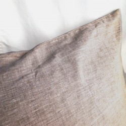 Taie d'oreiller en chanvre naturel sur une chaise longue