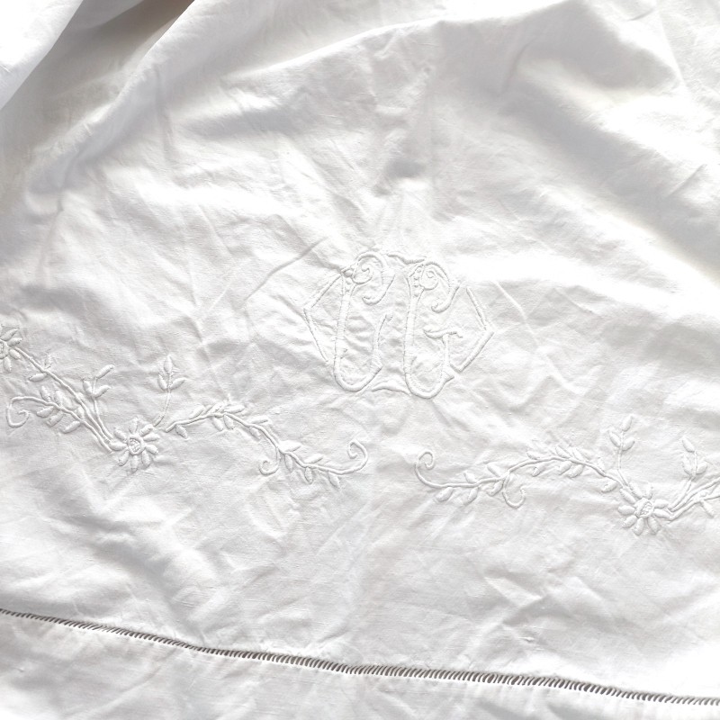 Drap blanc en métis 225 x 308 cm Brodé C et G et jour échelle