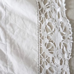 Drap blanc en métis 225 x 330 cm avec dentelle et jour échelle