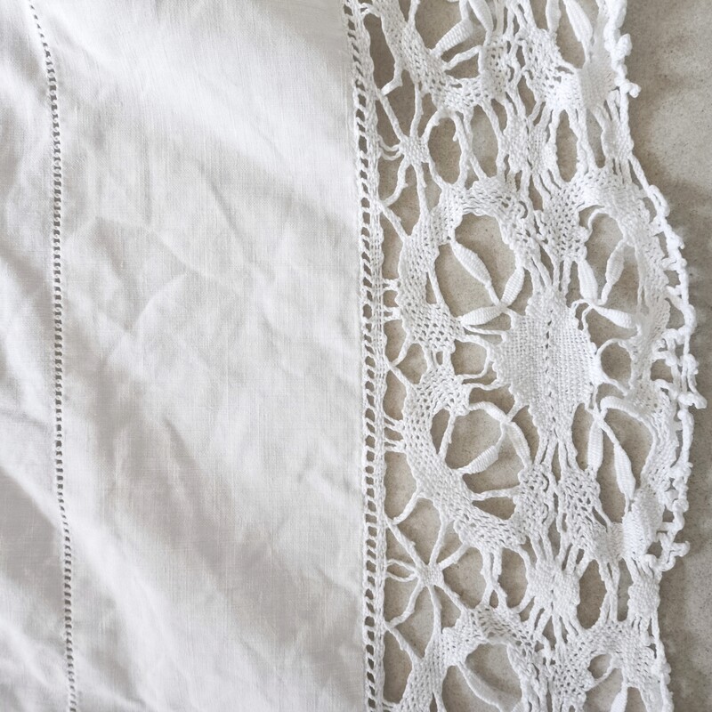 Drap blanc en métis 225 x 330 cm avec dentelle et jour échelle