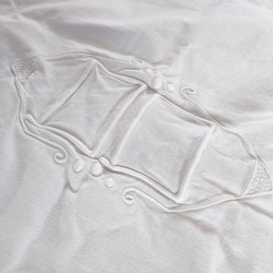 Drap blanc en métis 215 x 270 cm Brodé O et O et jour échelle