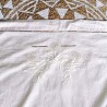 Drap plat ancien en métis écru 210 cm x 280 cm jour échelle broderie à fleurs et dentelle