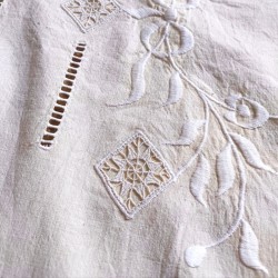 Drap ancien en métis écru 210 cm x 280 cm jour échelle