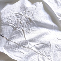 Broderie BD sur drap ancien blanc