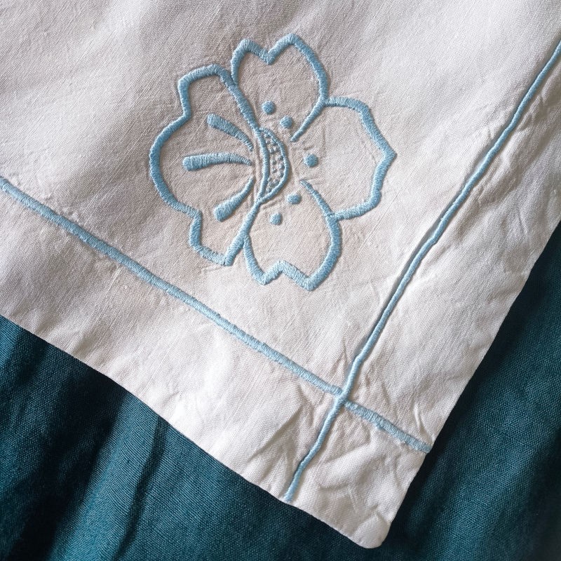 Taie d'oreiller brodée en bleu