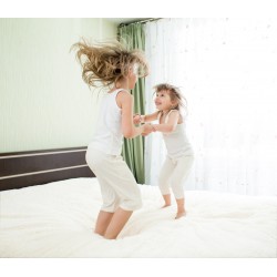 Enfants jouant sur un drap plat en pur lin ivoire
