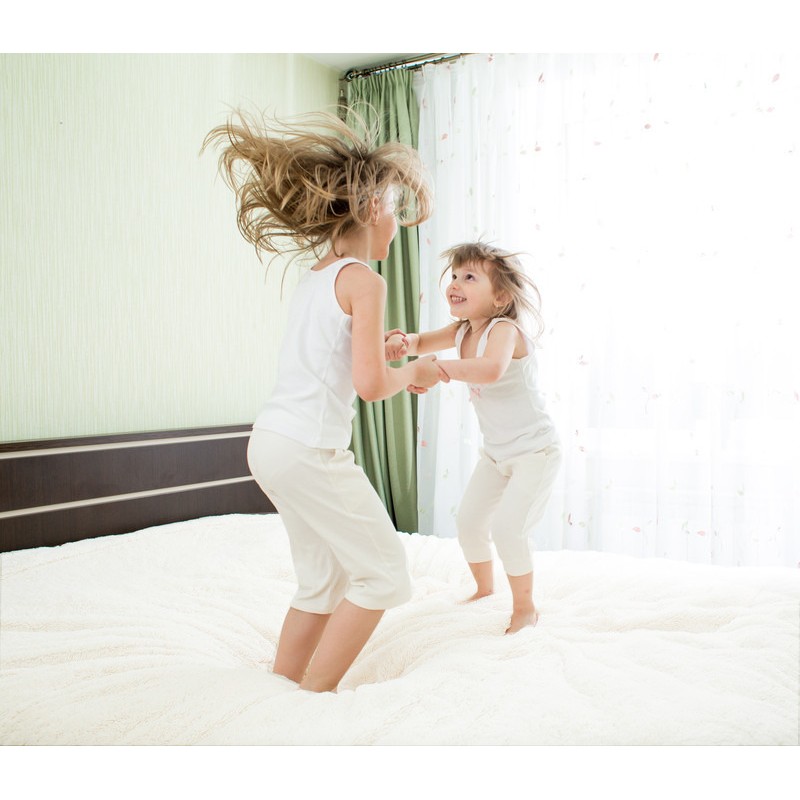 Enfants jouant sur un drap plat en pur lin ivoire