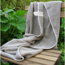 Serviette éponge en lin naturel sur une chaise